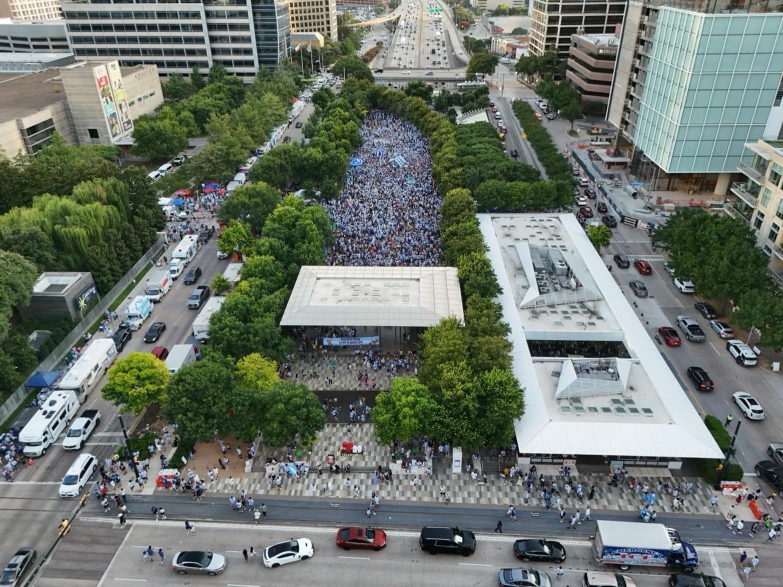 El Litoral presente en el banderazo en Dallas. 