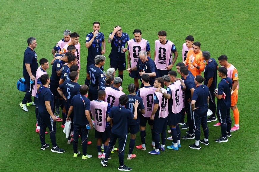 Soccer Football - FIFA World Cup 2026 - Group H - Uruguay v Spain - Estadio Guadalajara, Guadalajara, Mexico - June 26, 2026
Uruguay coach Marcelo Bielsa gives instructions to his players during a hydration break REUTERS/Raquel Cunha
