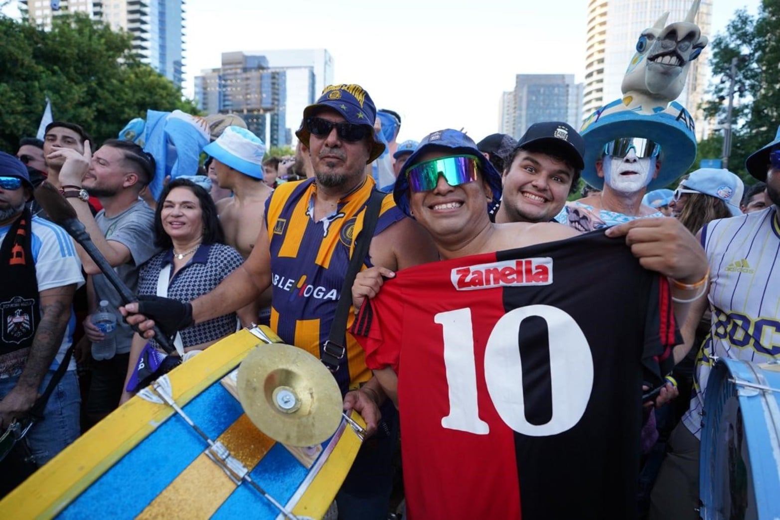 El Litoral presente en el banderazo en Dallas. 
