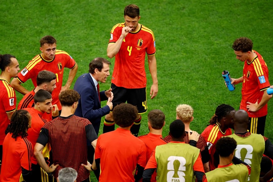 Soccer Football - FIFA World Cup 2026 - Group G - New Zealand v Belgium - BC Place, Vancouver, Canada - June 26, 2026
Belgium coach Rudi Garcia speaks with his players during the hydration break REUTERS/Agustin Marcarian