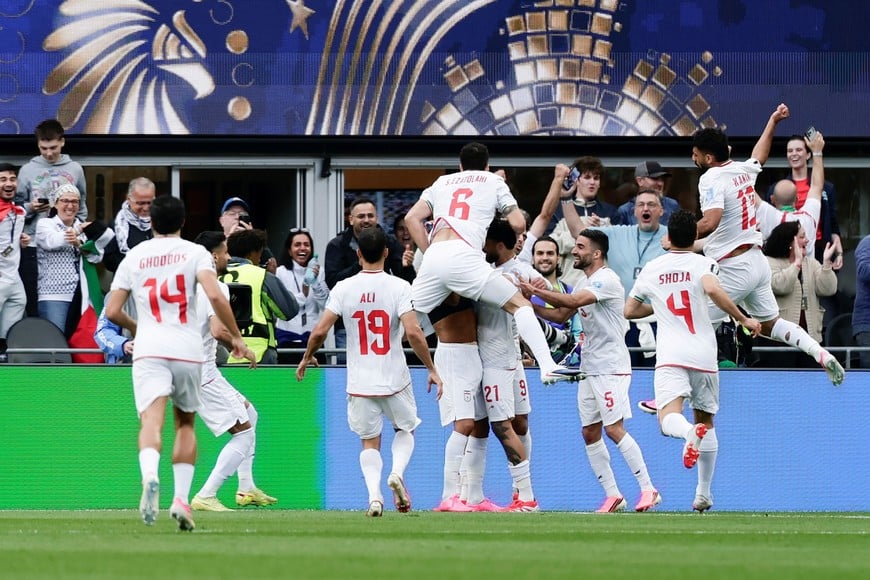 (260627) -- SEATTLE, 27 junio, 2026 (Xinhua) -- Imagen del 26 de junio de 2026 de jugadores de Irán festejando una anotación durante el partido del Grupo G de la fase de grupos de la Copa Mundial de la FIFA 2026 ante Egipto, celebrado en el Estadio Seattle, en Seattle, Estados Unidos. (Xinhua/Arthur Dong) (rtg) (vf)