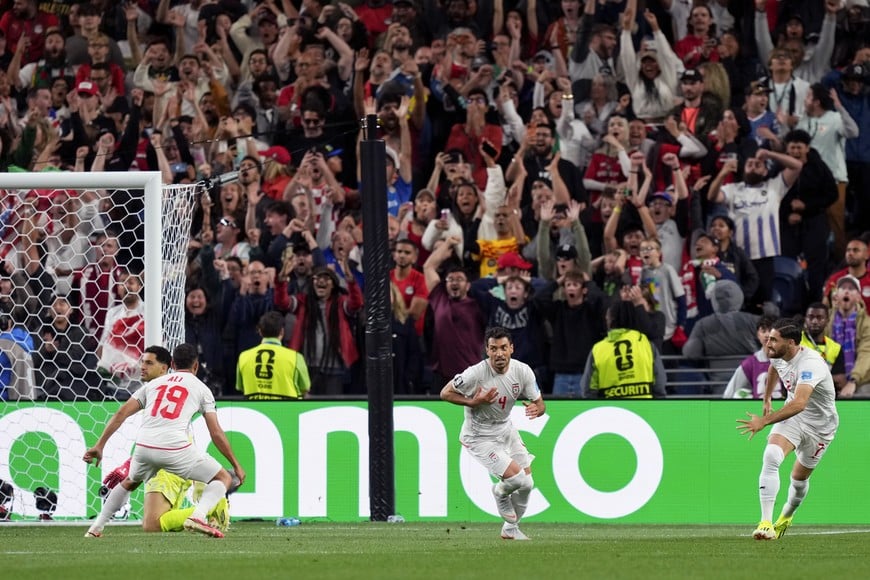 (260627) -- SEATTLE, 27 junio, 2026 (Xinhua) -- Imagen del 26 de junio de 2026 del jugador Shoja Khalilzadeh (c), de Irán, festejando una anotación que posteriormente fue anulada durante el partido del Grupo G de la fase de grupos de la Copa Mundial de la FIFA 2026 ante Egipto, celebrado en el Estadio Seattle, en Seattle, Estados Unidos. (Xinhua/Peng Ziyang) (rtg) (vf)