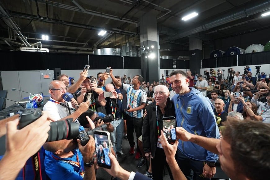 Lionel Scaloni se bajó del estrado para abrazar a una leyenda viva del periodismo: Enrique Macaya Márquez.
