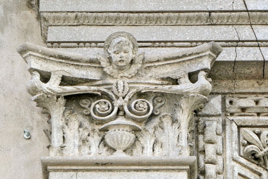 Los dos capiteles, uno con palomas, símbolo de la paz y el Espíritu Santo; el otro, con delfines, cetáceos benéficos, representativos de Cristo.