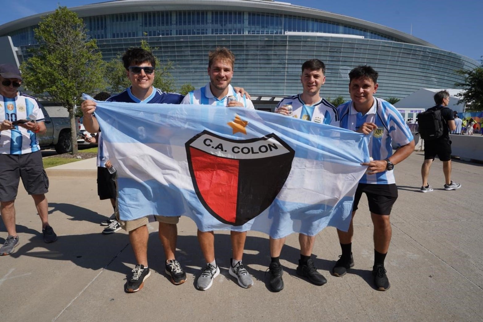 Imanol, Francisco y Augusto recorren Estados Unidos con una bandera de Colón siguiendo a la Selección.