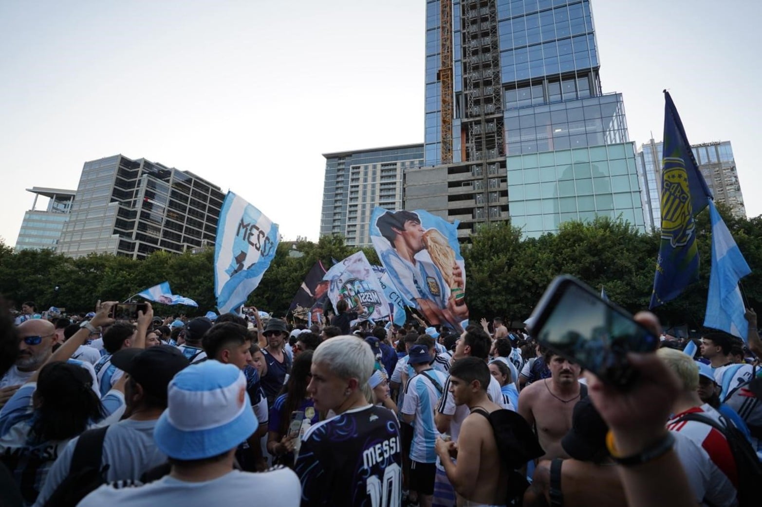 El Litoral presente en el banderazo en Dallas.