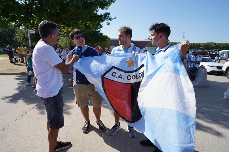 Imanol, Francisco y Augusto recorren Estados Unidos con una bandera de Colón siguiendo a la Selección. Foto: Fernando Nicola