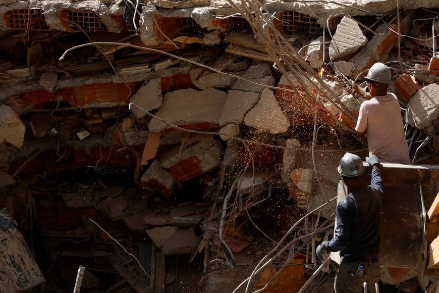 (260627) -- MIRANDA, 27 junio, 2026 (Xinhua) -- Imagen del 26 de junio de 2026 de trabajadores removiendo escombros de un edificio derrumbado en busca de sobrevivientes luego de que se registraran dos terremotos, en Los Palos Grandes, en el municipio de Chacao, en el estado Miranda, Venezuela. Los sismos del miércoles, de magnitudes de 7,2 y 7,5 en la escala de Richter respectivamente, generaron profundos daños en el país sudamericano, dejando hasta el momento decenas de edificaciones colapsadas y 920 fallecidos. (Xinhua/Str) (ra) (da)