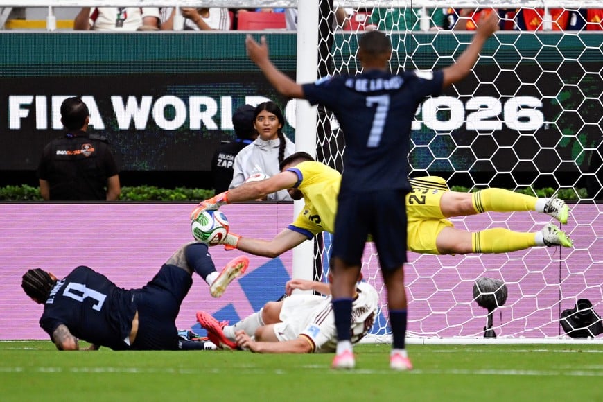 (260626) -- GUADALAJARA, 26 junio, 2026 (Xinhua) -- El guardameta Unai Simón (arriba-atrás), de España, ataja el balón durante el partido del Grupo H de la fase de grupos de la Copa Mundial de la FIFA 2026 ante Uruguay, celebrado en el Estadio Guadalajara, en Guadalajara, México, el 26 de junio de 2026. (Xinhua/Li Muzi) (da) (vf)