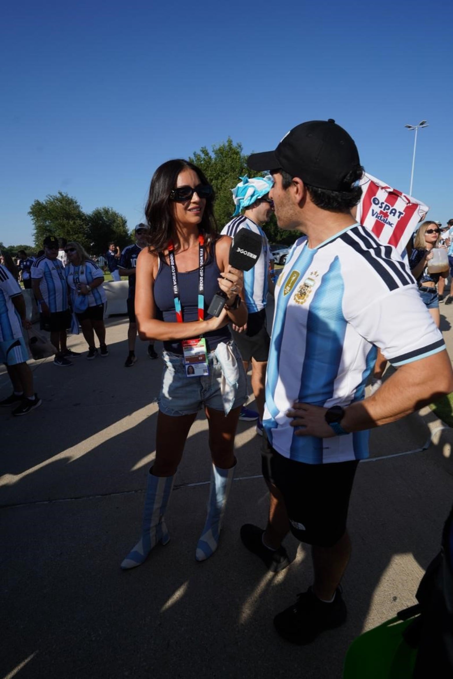Zaira Nara entrevistando y una camiseta de Unión en el fondo