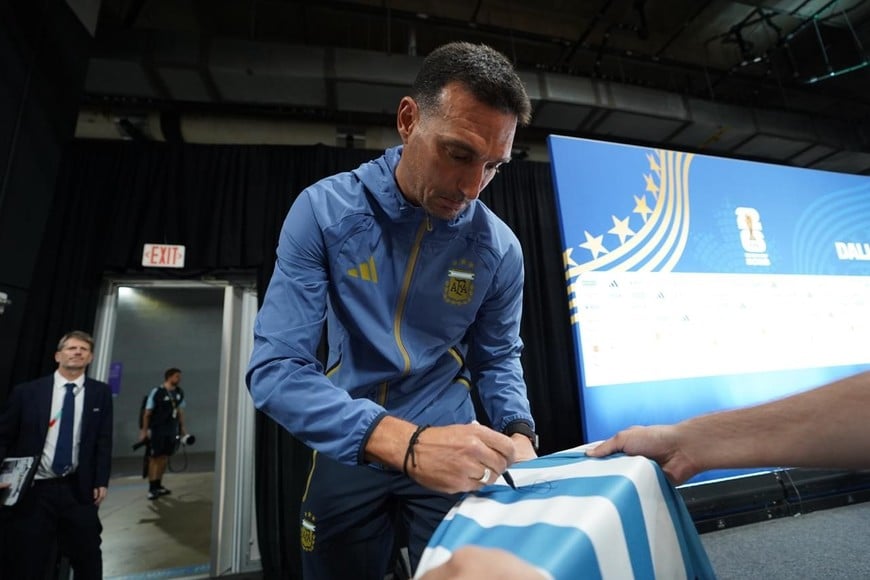 El DT de la selección también se tomó un segundo para firmar un autógrafo en Dallas