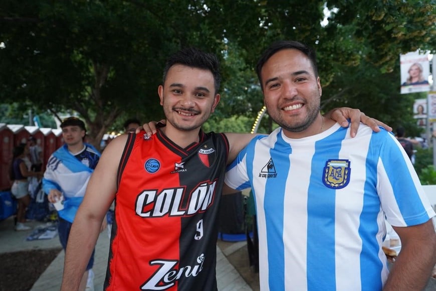 El de la camiseta de Colón parece argentino pero es alemán y se hizo hincha de Colón cuando realizó un intercambio en nuestra ciudad. El Litoral lo encontró en Dallas.