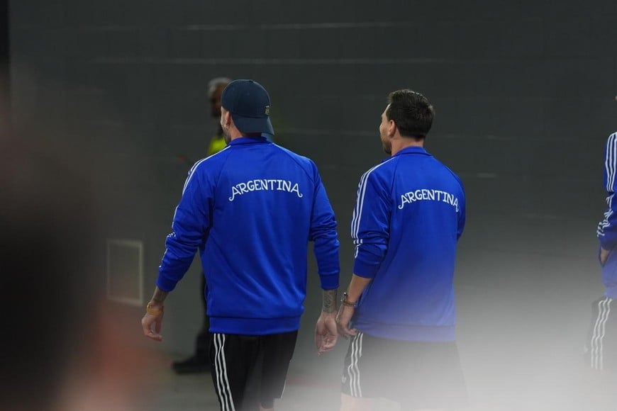 Así llegaron Messi y De Paul al Dallas Stadium para enfrentar a Jordania. Foto: Fernando Nicola