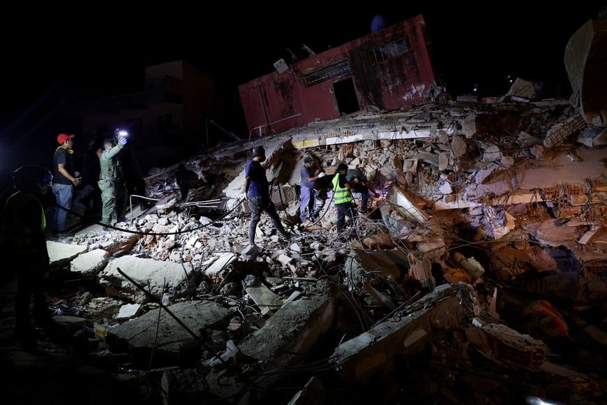 Emergency personnel work amidst the rubble of a collapsed building after earthquakes hit the country, in La Guaira, Venezuela, June 26, 2026. REUTERS/Gaby Oraa