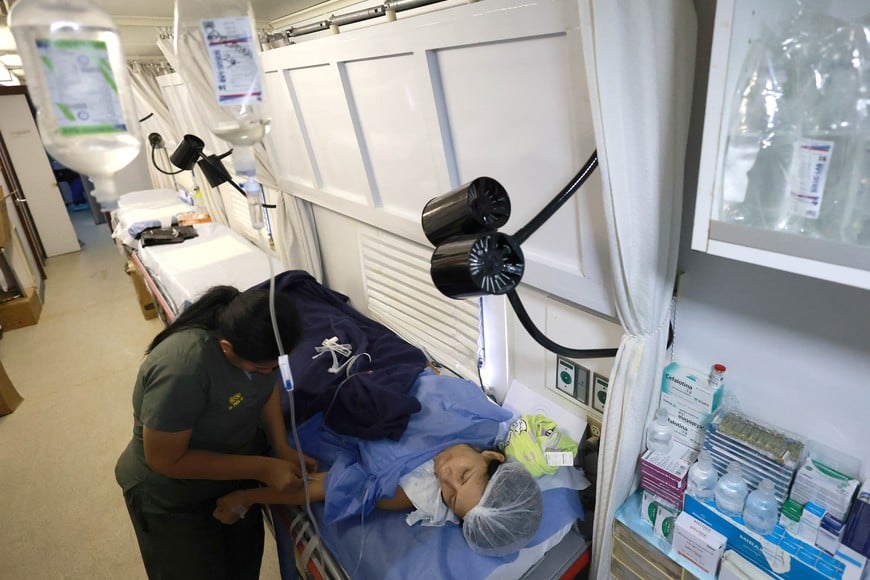 (260626) -- LA GUAIRA, 26 junio, 2026 (Xinhua) -- Una mujer recibe tratamiento médico en un hospital móvil en el polideportivo José Maria Vargas luego de que se registraran dos terremotos, en La Guaira, estado La Guaira, Venezuela, el 26 de junio de 2026. Aumentó a 920 la cifra de las personas fallecidas a causa de los dos sismos de magnitud superior a 7 en la escala de Richter registrados el pasado 24 de junio en Venezuela, confirmó el viernes el presidente de la Asamblea Nacional, Jorge Rodríguez. (Xinhua/Marcos Salgado) (ms) (ra) (vf)