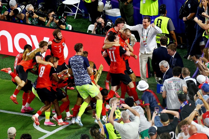 Soccer Football - FIFA World Cup 2026 - Group J - Algeria v Austria - Kansas City Stadium, Kansas City, Missouri, U.S. - June 27, 2026
Austria's Sasa Kalajdzic celebrates scoring their third goal with teammates REUTERS/Pedro Nunes REFILE - CORRECTING INFORMATION