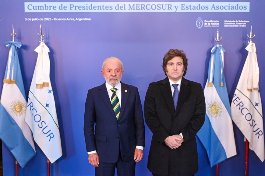 (250703) -- BUENOS AIRES, 3 julio, 2025 (Xinhua) -- Imagen proveída por la Presidencia de Argentina del presidente argentino, Javier Milei (d), posando para una fotografía con el presidente brasileño, Luiz Inácio Lula da Silva (i), durante la LXVI Cumbre de Presidentes del Mercosur y Estados Asociados, en el Palacio San Martín, sede de la cancillería argentina, en la ciudad de Buenos Aires, capital de Argentina, el 3 de julio de 2025. Los presidentes de los países que integran el Mercado Común del Sur (Mercosur) iniciaron el jueves en la ciudad argentina de Buenos Aires una cumbre en la que prevén revisar el estado de la integración regional, así como posibles acuerdos con otras regiones y países del mundo. (Xinhua/Presidencia de Argentina) (jg) (ah) (ce)