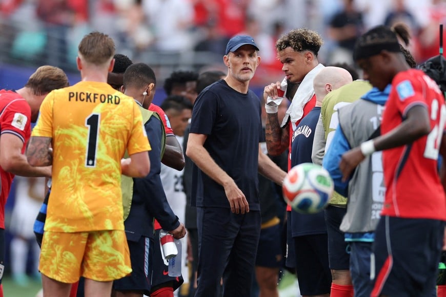 Soccer Football - FIFA World Cup 2026 - Group L - Panama v England - New York/New Jersey Stadium, East Rutherford, New Jersey, U.S. - June 27, 2026
England manager Thomas Tuchel talks to England's Nico O'Reilly during the second half hydration break REUTERS/John Sibley