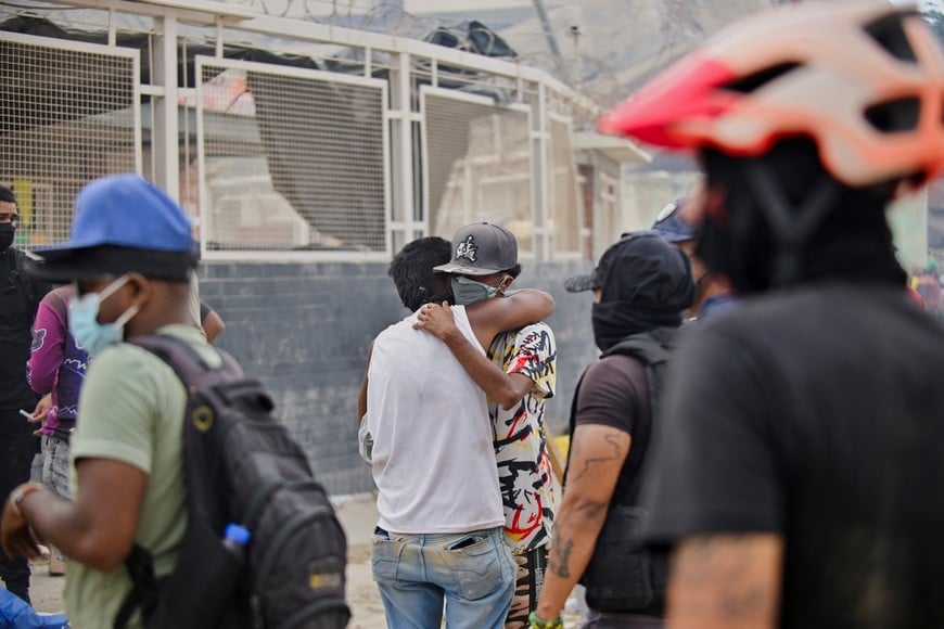 People embrace, as rescue operations continue after earthquakes hit the country in La Guaira, Venezuela, June 27, 2026. REUTERS/Maxwell Briceno