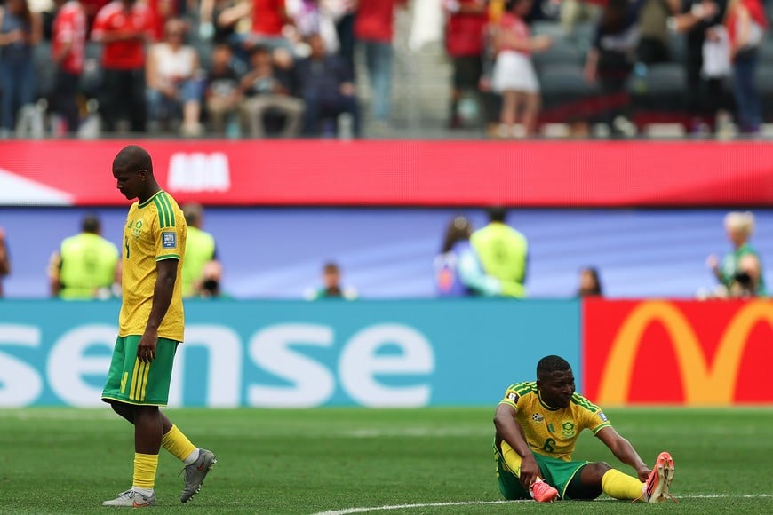 (260628) -- LOS ANGELES, 28 junio, 2026 (Xinhua) -- Los jugadores Aubrey Modiba (d) y Mbekezeli Mbokazi (i) lucen decepcionados después de perder el partido de dieciseisavos de final de la Copa Mundial de la FIFA 2026 ante Canadá, celebrado en el Estadio Los Angeles, en Los Angeles, Estados Unidos, el 28 de junio de 2026. (Xinhua/Mao Siqian) (rtg) (vf)