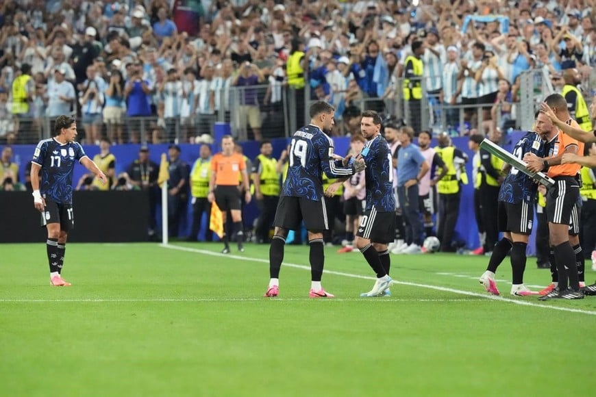 Otamendi le dio la cinta de capitán a Messi. Foto: Fernando Nicola