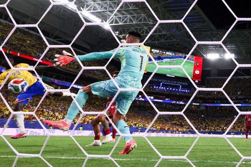 (260627) -- MIAMI, 27 junio, 2026 (Xinhua) -- El guardameta Diogo Costa, de Portugal, reacciona para atajar el balón durante el partido del Grupo K de la fase de grupos de la Copa Mundial de la FIFA 2026 ante Colombia, celebrado en el Estadio Miami, en Miami, Estados Unidos, el 27 de junio de 2026. (Xinhua/Xu Zijian) (rtg) (vf)
