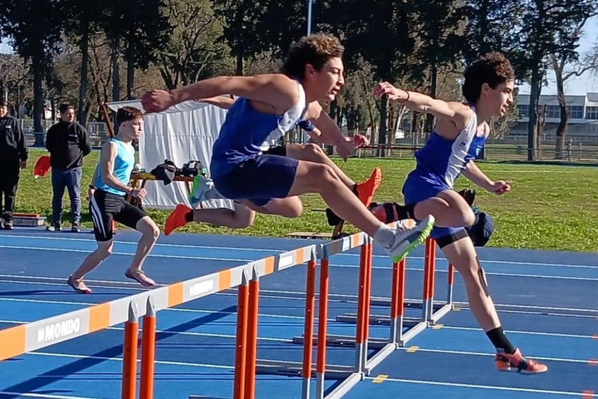 La pista también fue testigo de un espectacular mano a mano en las pruebas de vallas