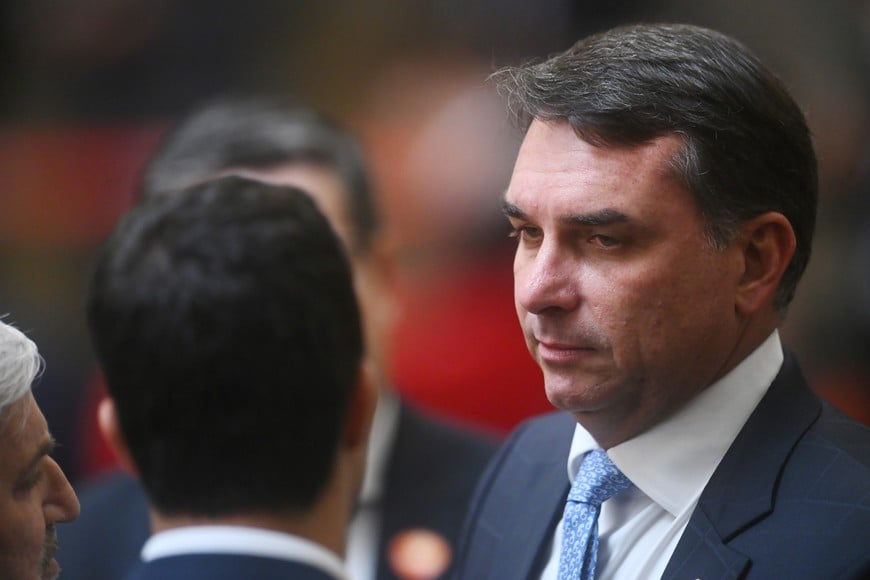 (260513) -- BRASILIA, 13 mayo, 2026 (Xinhua) -- Imagen del 12 de mayo de 2026 del senador Flávio Bolsonaro, hijo del expresidente brasileño, Jair Bolsonaro, y candidato a la Presidencia de Brasil por el Partido Liberal, reaccionando con representantes de los medios de comunicación a su llegada a la ceremonia de investidura del juez Kassio Nunes Marques como presidente del Tribunal Superior Electoral (TSE) de Brasil, en Brasilia, Brasil. Nunes Marques, nuevo presidente del TSE de Brasil, afirmó en su ceremonia de investidura que la misión del órgano es garantizar que las elecciones sean "limpias y transparentes", informó el miércoles la prensa local. (Xinhua/Lucio Tavora) (lt) (da) (ra) (vf)