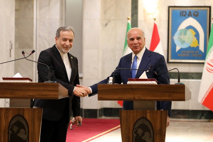 (260628) -- BAGDAD, 28 junio, 2026 (Xinhua) -- El ministro de Relaciones Exteriores iraquí, Fuad Hussein (d), y su visitante homólogo iraní, Seyed Abbas Araghchi, estrechan sus manos durante una conferencia de prensa conjunta, en Bagdad, Irak, el 28 de junio de 2026. Hussein se reunió con Araghchi el domingo para tratar las relaciones bilaterales y la seguridad regional. (Xinhua/Khalil Dawood) (da) (ah)