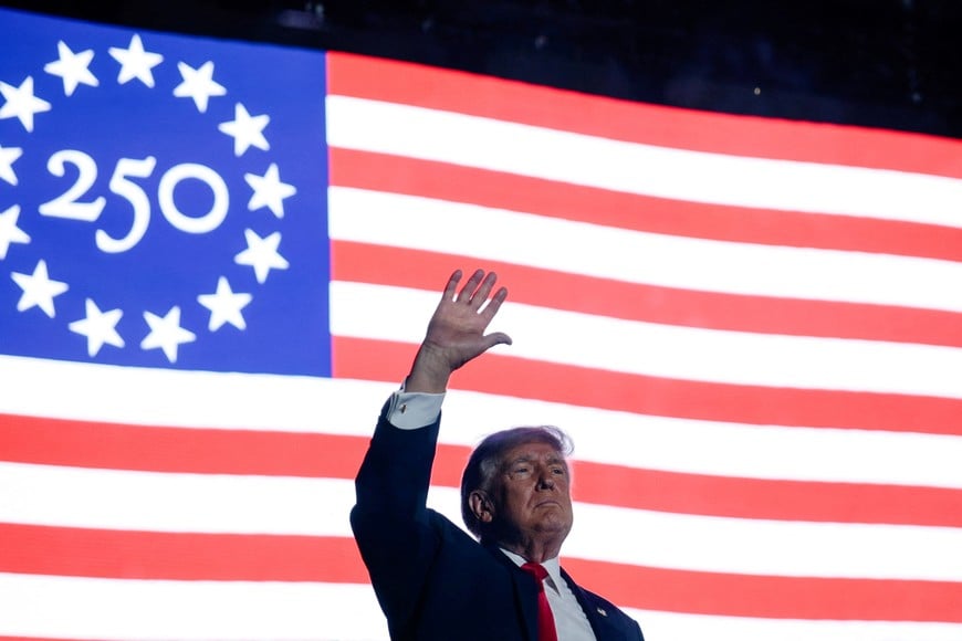 U.S. President Donald Trump waves at a rally to kick off the Great American State Fair in celebration of the 250th anniversary of U.S. independence on the National Mall in Washington, D.C., U.S., June 24, 2026. REUTERS/Evan Vucci