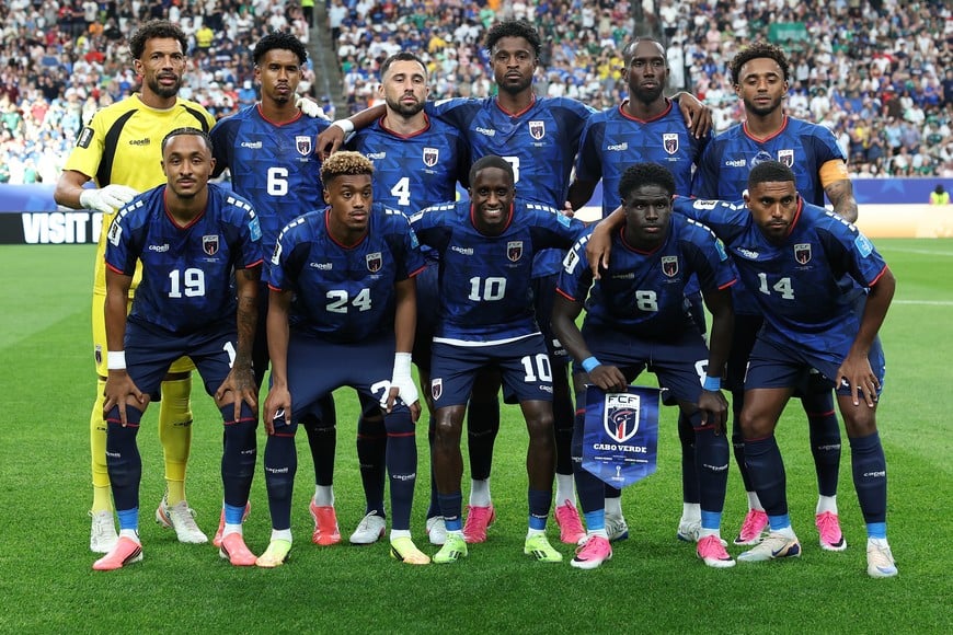 (260626) -- HOUSTON, 26 junio, 2026 (Xinhua) -- Jugadores de Cabo Verde posan para fotografías grupales previo al partido del Grupo H de la fase de grupos de la Copa Mundial de la FIFA 2026 ante Arabia Saudí, celebrado en el Estadio Houston, en Houston, Estados Unidos, el 26 de junio de 2026. (Xinhua/Li Ming) (rtg) (vf)