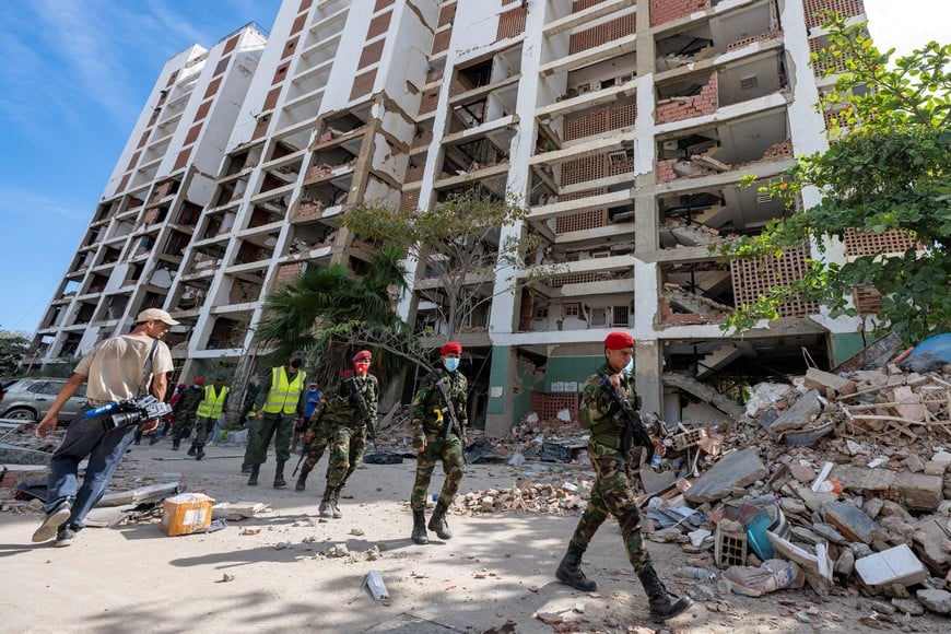 Venezuelan Bolivarian Army soldiers walk in front of a damaged building in La Guaira state, Venezuela, on June 28, 2026, following earthquakes.  MIGUEL MEDINA/Pool via REUTERS