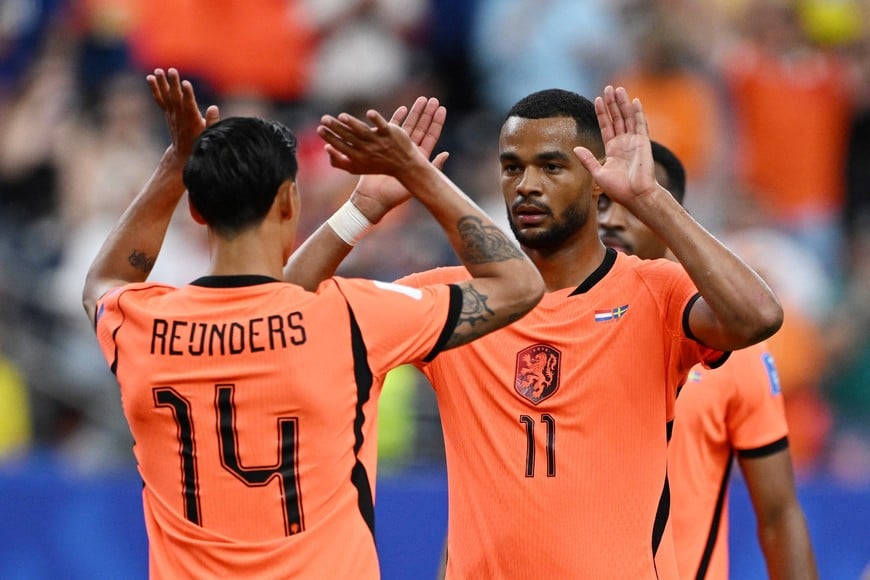 Soccer Football - FIFA World Cup 2026 - Group F - Netherlands v Sweden - Houston Stadium, Houston, Texas, U.S. - June 20, 2026
Netherlands' Cody Gakpo celebrates scoring their fourth goal with Tijjani Reijnders REUTERS/Annegret Hilse
