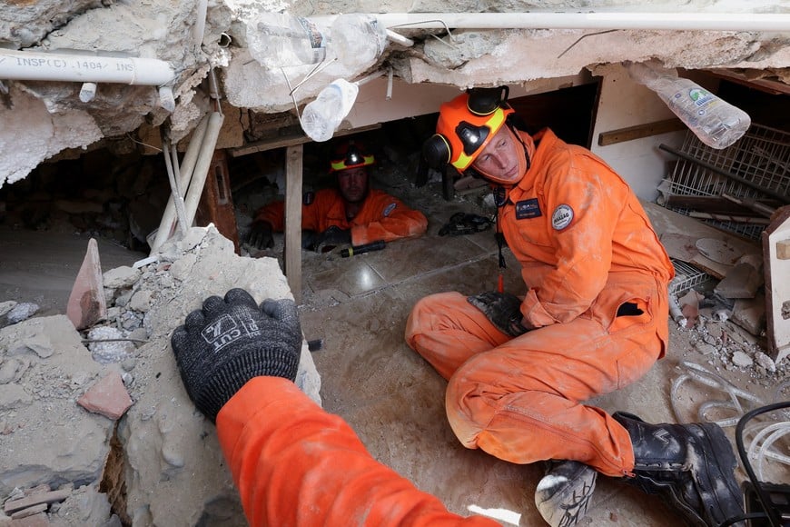 Members of a rescue team from the Netherlands take part in rescue efforts in the aftermath of earthquakes, in La Guaira, Venezuela, June 29, 2026. REUTERS/Gaby Oraa