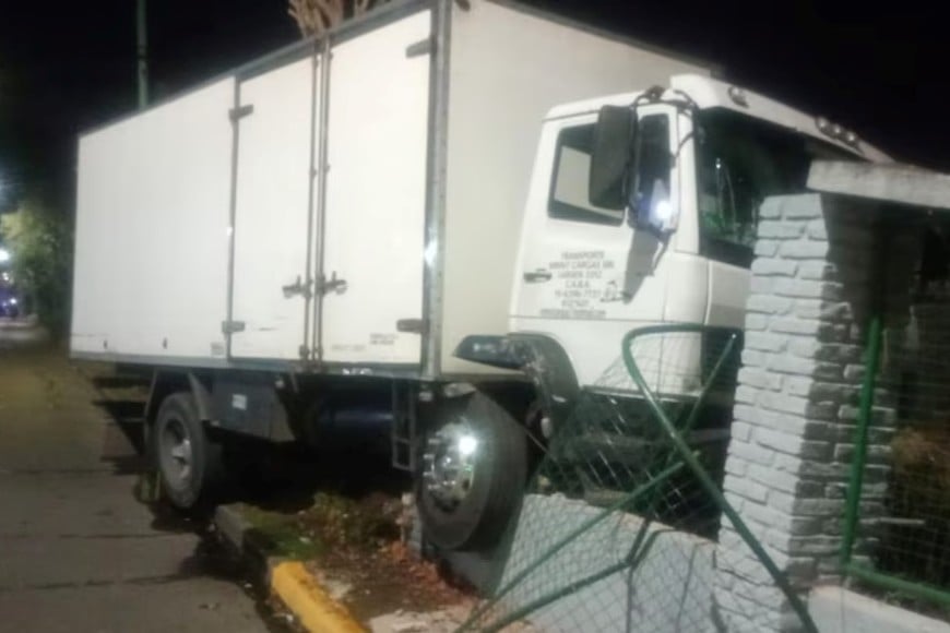 Perdió el control e impactó contra el alambrado y el muro perimetral del ferrocarril San Martín.