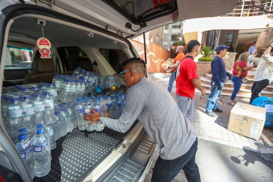(260629) -- QUITO, 29 junio, 2026 (Xinhua) -- Un voluntario descarga botellas de agua donadas para los damnificados por los terremotos registrados en Venezuela, en un centro de acopio de la comunidad venezolana, en la ciudad de Quito, capital de Ecuador, el 29 de junio de 2026. La cifra de fallecidos en Venezuela por el doblete sísmico del 24 de junio se elevó a 1.719 y más de 5.000 personas heridas, informó el lunes el presidente del Parlamento venezolano, Jorge Rodríguez.(Xinhua/Ricardo Landeta) (rl) (rtg) (ce)