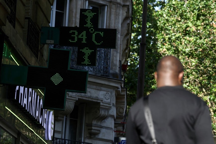 A pharmacy board shows a reading of 34 degrees centigrade as temperatures reached up to 35 degrees Celsius, during a period of hot weather in Paris, France, May 25, 2026. REUTERS/Tom Nicholson
