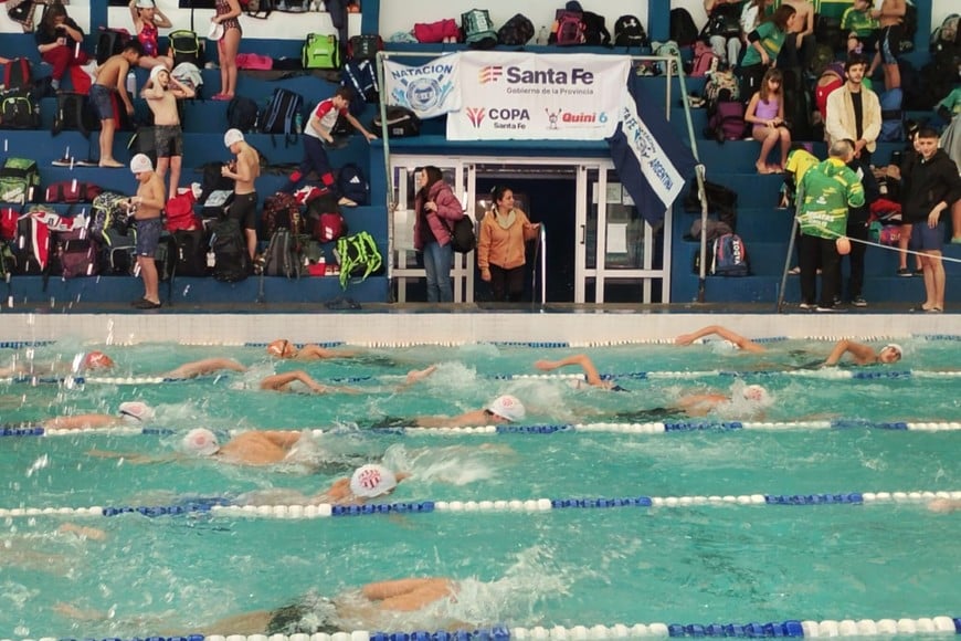 Nadadores de distintas categorías compitieron en pruebas de alto nivel.
