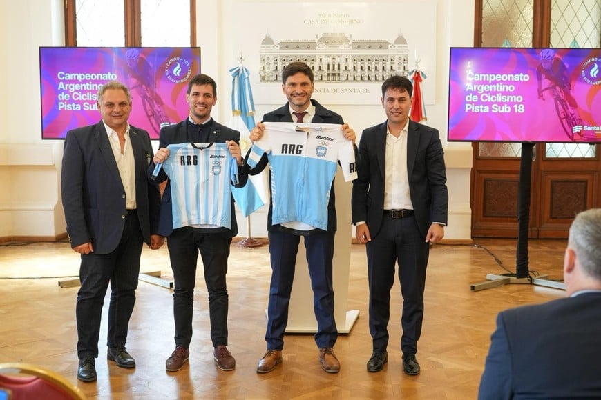El gobernador encabezó el lanzamiento de las 2 pruebas ciclísticas en Rafaela. Foto: Prensa GSF.