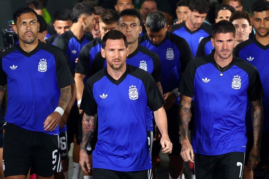 Soccer Football - FIFA World Cup 2026 - Group J - Jordan v Argentina - Dallas Stadium, Arlington, Texas, U.S. - June 27, 2026
Argentina's Lionel Messi leads his team out for the warm up before the match REUTERS/Hannah Mckay     TPX IMAGES OF THE DAY