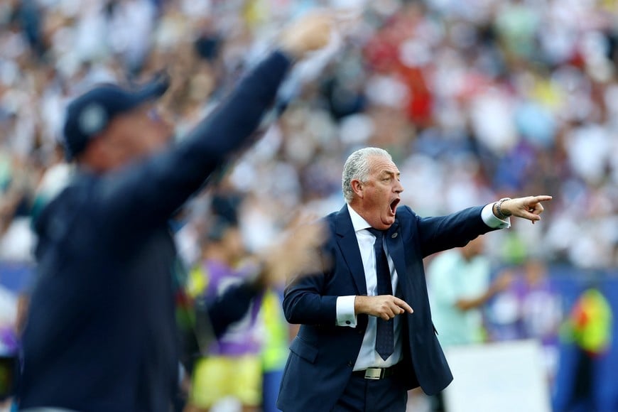 Soccer Football - FIFA World Cup 2026 - Round of 32 - Germany v Paraguay - Boston Stadium, Foxborough, Massachusetts, U.S. - June 29, 2026
Paraguay coach Gustavo Alfaro reacts REUTERS/Peter Cziborra