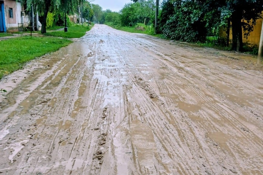Así quedan las calles cuando llueve y "los chicos no tienen zapatillas de reemplazo", dijo la docente. Foto: Gentileza