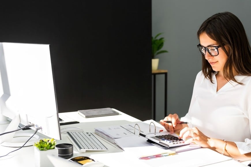 Los trabajadores que realizan tareas de oficina pasan muchas horas sentados y con un gasto energético relativamente bajo.