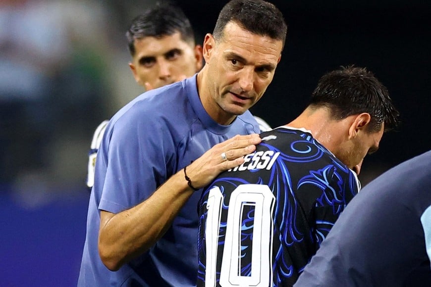 Soccer Football - FIFA World Cup 2026 - Group J - Jordan v Argentina - Dallas Stadium, Arlington, Texas, U.S. - June 27, 2026
Argentina coach Lionel Scaloni gives instructions to Lionel Messi during a hydration break REUTERS/Hannah Mckay