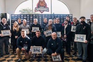 Jugadores, entrenadores, colaboradores, sponsors, autoridades. Todos dijeron presentes en la conclusión de lo que fue el debut de Capibaras en el SRA. Foto: Martín Perego/Prensa Capibaras.