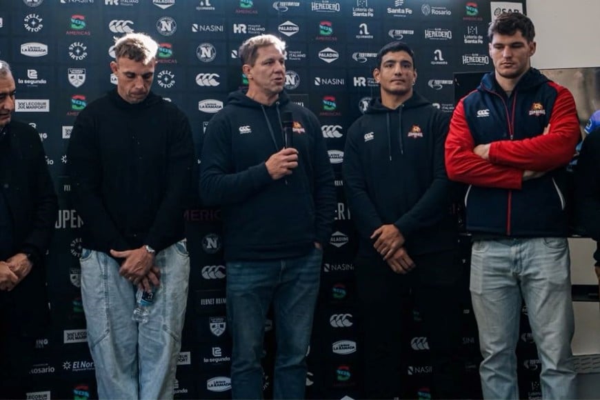 Toma la palabra Nicolás Galatro, Head Coach de la franquicia del Litoral. A su derecha, Leonardo Senatore y el intendente de Rosario Pablo Javkin. A su izquierda, los capitanes: Nacho Gandini, Manu Bernstein y el Colo Dogliani. Foto: Martín Perego/Prensa Capibaras.
