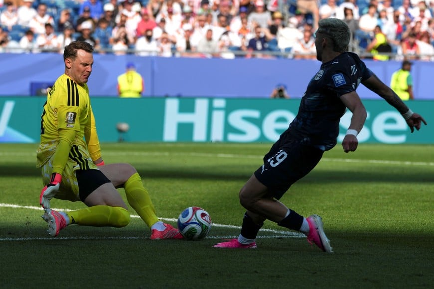 (260629) -- BOSTON, 29 junio, 2026 (Xinhua) -- El guardameta Manuel Neuer, de Alemania, disputa el balón con Julio Enciso (d), de Paraguay, durante el partido de dieciseisavos de final de la Copa Mundial de la FIFA 2026, celebrado en el Estadio Boston, en Boston, Estados Unidos, el 29 de junio de 2026. (Xinhua/Chen Yichen) (ah) (vf)