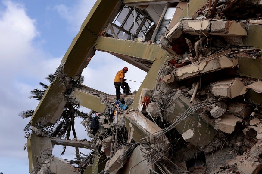 A rescuer works at the site of a collapsed building in the aftermath of earthquakes in La Guaira, Venezuela, June 29, 2026. REUTERS/Gaby Oraa     TPX IMAGES OF THE DAY