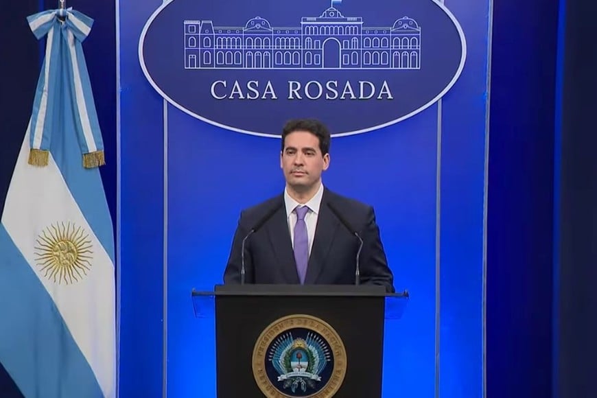 Adrián Ravier encabezó su primera conferencia como portavoz presidencial.