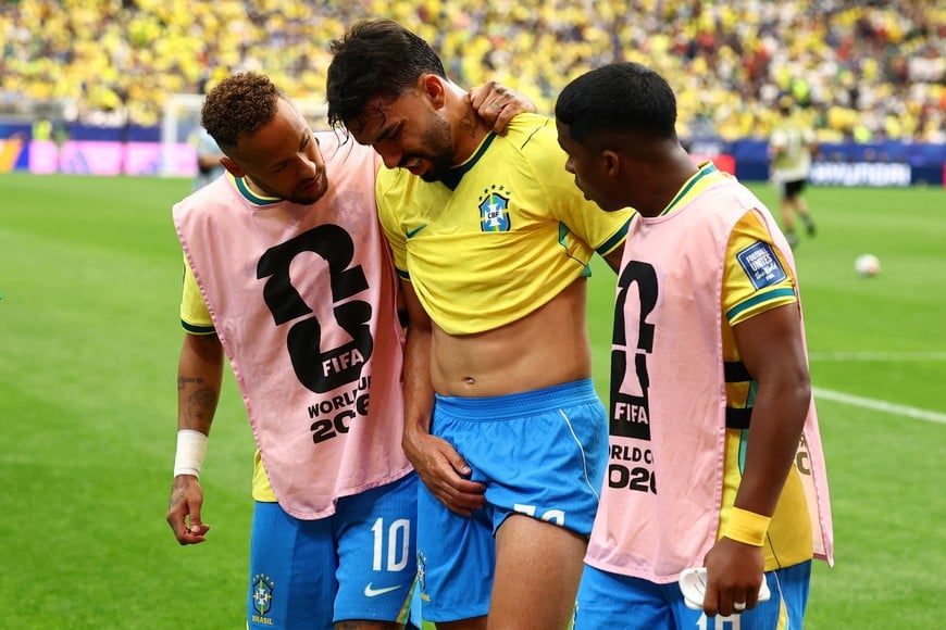 Soccer Football - FIFA World Cup 2026 - Round of 32 - Brazil v Japan - Houston Stadium, Houston, Texas, U.S. - June 29, 2026
Brazil's Lucas Paqueta reacts with Neymar Jr. and Endrick at halftime REUTERS/Phil Noble